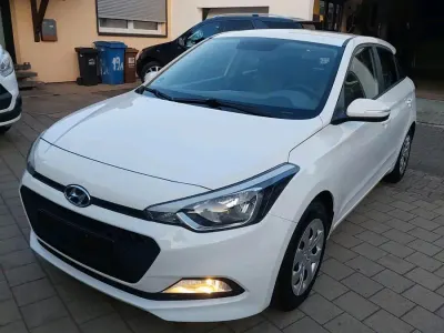 Gebraucht Hyundai i20 75 PS (55 kW) 2015 Weiß Kleinwagen