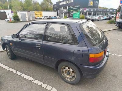 Begagnad Toyota Starlet 75 HK (55 kW) 1995 Blå Halvkombi