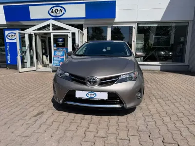 Gebraucht Toyota Auris Edition 124 PS (91 kW) 2015 Avant garde bronze Limousine