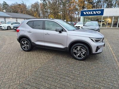 Neu Volvo XC40 Plus 163 PS (119 kW) 2025 Silber SUV