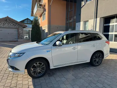 Gebraucht Mitsubishi Outlander P-HEV Top 163 PS (119 kW) 2018 Weiß Kombi