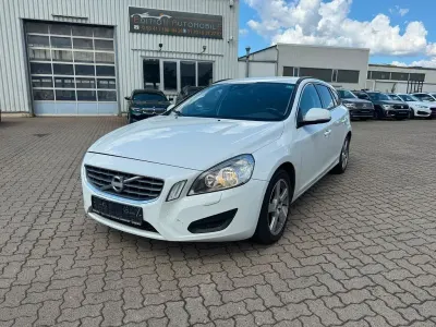 Gebraucht Volvo V60 Momentum 163 PS (119 kW) 2011 Weiß Kombi