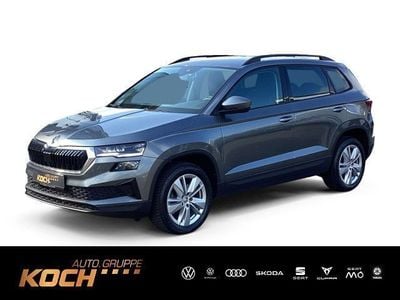 Graphitegrau metallic Gebraucht 2024 Skoda Karoq Selection SUV | 28.996 € (Guter Preis)