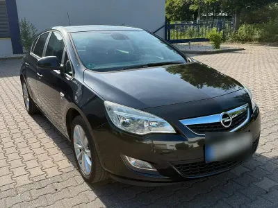 Gebraucht Opel Astra 140 PS (102 kW) 2012 Schwarz Kleinwagen