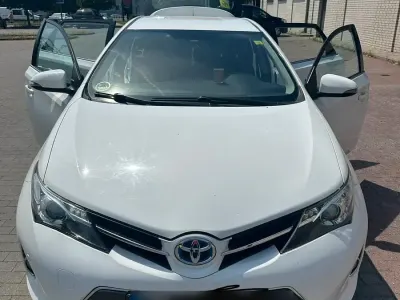 Gebraucht Toyota Auris Hybrid 136 PS (100 kW) 2013 Weiß Limousine