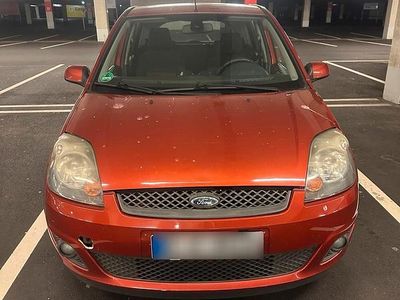 Usata Ford Fiesta 80 CV (58 kW) 2007 Arancione Utilitaria