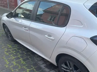 Gebraucht Peugeot 208 Active 102 PS (75 kW) 2022 Weiß Kleinwagen