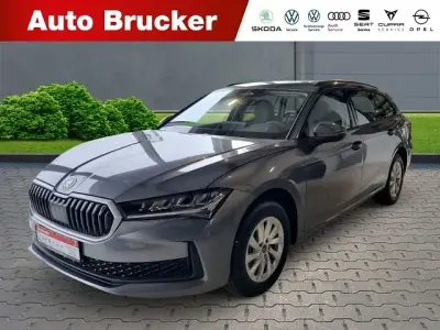 Neu Skoda Superb Essence 150 PS (110 kW) 2025 Grau Kombi