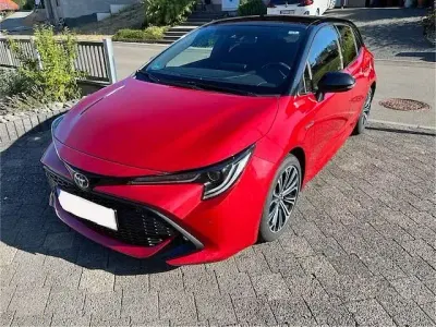 Gebraucht Toyota Corolla Team 98 PS (72 kW) 2019 Rot Limousine