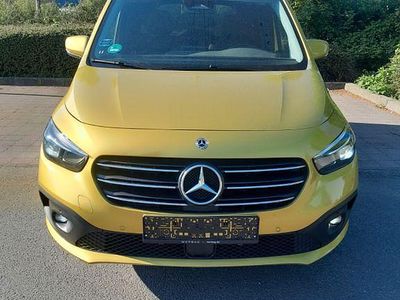 Second-hand Mercedes T180 131 CP (96 kW) 2023 Auriu Monovolum