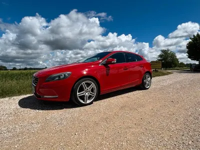 Gebraucht Volvo V40 190 PS (139 kW) 2015 Rot Limousine