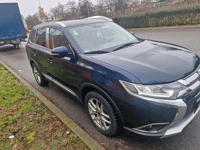 Blau Gebraucht 2016 Mitsubishi Outlander SUV | 13.500 € (Fairer Preis)