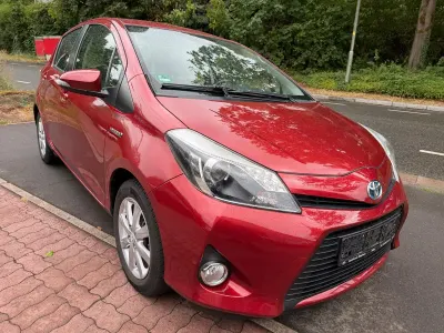 Gebraucht Toyota Yaris Hybrid Life 75 PS (55 kW) 2013 Rot Kleinwagen
