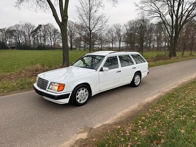 Weiß Gebraucht 1989 Mercedes E230 Kombi | 5.950 €