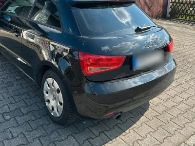 Używany Audi A1 Attraction 86 KM (63 kW) 2011 Czarny Hatchback