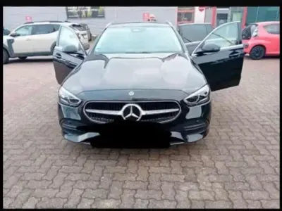 Używany Mercedes C300e 2022 Czarny Kombi