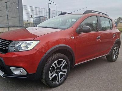 Gebraucht Dacia Sandero Celebration 90 PS (66 kW) 2018 Rot Limousine