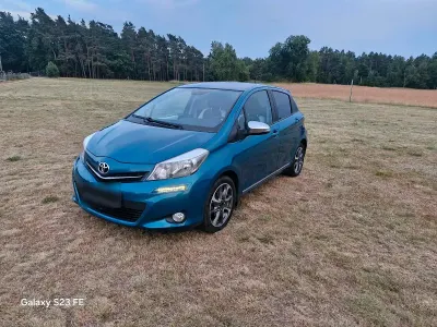Gebraucht Toyota Yaris 99 PS (72 kW) 2013 Blau Kleinwagen
