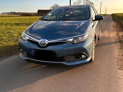 Usata Toyota Auris Hybrid 99 CV (72 kW) 2016 Blu Berlina