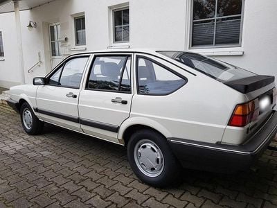 Second-hand VW Passat 72 CP (52 kW) 1988 Alb Berlinǎ