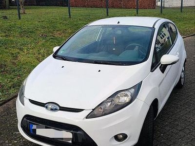 Weiß Gebraucht 2009 Ford Fiesta Limousine | 2.300 € (Fairer Preis)