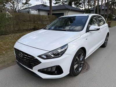 Gebraucht Hyundai i30 Trend 160 PS (117 kW) 2024 Atlas white / sol Limousine