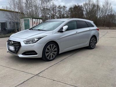 Gebraucht Hyundai i40 Premium 141 PS (103 kW) 2015 Grau Kombi