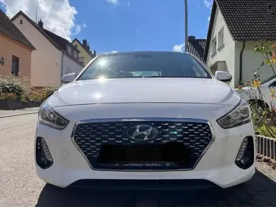 Gebraucht Hyundai i30 Premium 110 PS (80 kW) 2017 Weiß Limousine