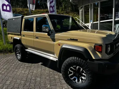 Neu Toyota Land Cruiser 204 PS (150 kW) 2026 Beige SUV