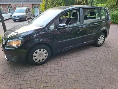 Gebraucht VW Touran Trendline 105 PS (77 kW) 2013 Schwarz Van / Kleinbus