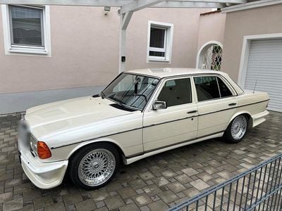 Gebraucht Mercedes E230 136 PS (100 kW) 1982 Weiß Limousine