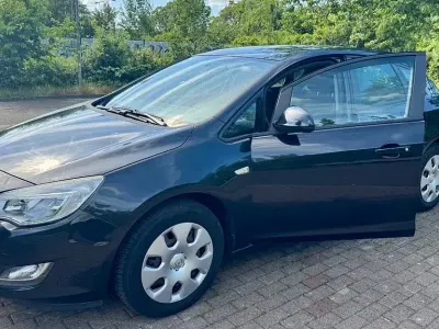 Gebraucht Opel Astra Edition 116 PS (85 kW) 2012 Schwarz Limousine