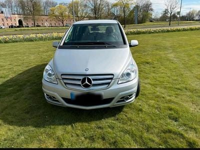 Używany Mercedes B200 Sport Edition 136 KM (100 kW) 2011 Srebrny Minivan
