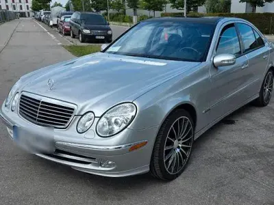 Używany Mercedes E500 Avantgarde 306 KM (225 kW) 2002 Srebrny Sedan/Limuzyna