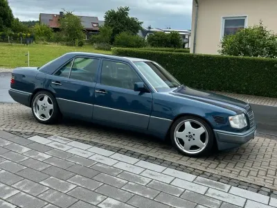 Gebraucht Mercedes 300 147 PS (108 kW) 1994 Blau Limousine