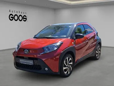 Gebraucht Toyota Aygo X Pulse 72 PS (52 kW) 2023 Chili red (3u4)/ black mica (2 SUV
