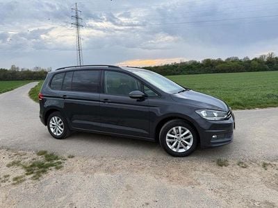 Begagnad VW Touran Highline 150 HK (110 kW) 2017 Grå Minibuss