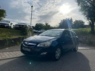 Gebraucht Opel Astra Edition 110 PS (80 kW) 2012 Blau Kombi
