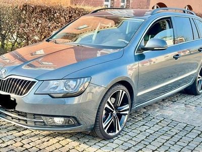 Usado Skoda Superb 140 HP (102 kW) 2014 Cinzento Carrinha