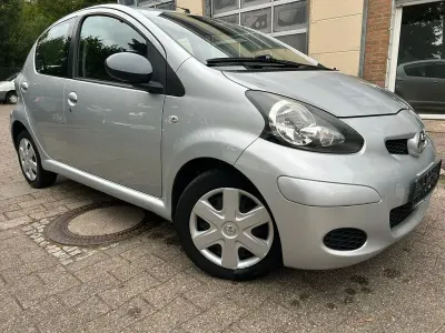 Gebraucht Toyota Aygo Cool 68 PS (50 kW) 2011 Silber Kleinwagen