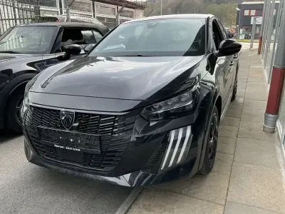 Usata Peugeot e-208 GT 100 kW (136 CV) 2024 Nero Utilitaria