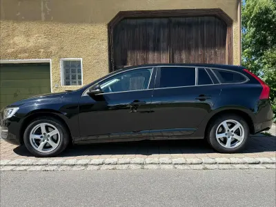 Gebraucht Volvo V60 Business Edition 150 PS (110 kW) 2015 Schwarz Kombi