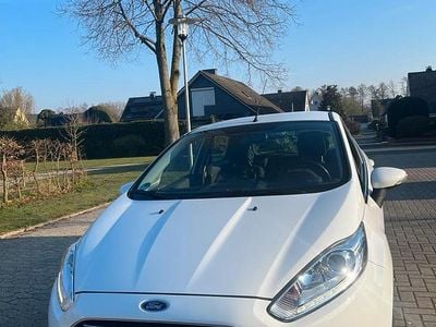 Gebraucht Ford Fiesta 125 PS (91 kW) 2015 Weiß Limousine