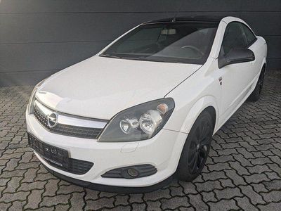 Weiß Gebraucht 2010 Opel Astra Edition Coupé | 2.880 € (Guter Preis)