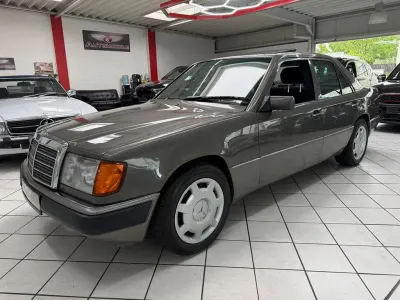 Gebraucht Mercedes E220 150 PS (110 kW) 1994 Grau Limousine