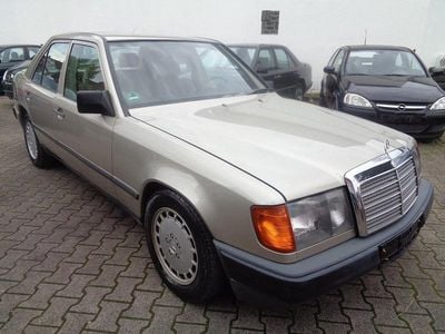 Gebraucht Mercedes E230 131 PS (96 kW) 1988 Gold Limousine