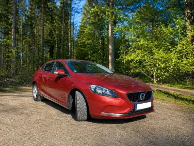 Gebraucht Volvo V40 152 PS (111 kW) 2016 Rot Limousine