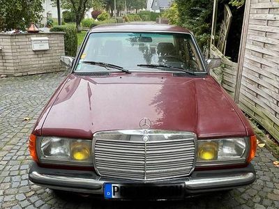 Gebraucht Mercedes E230 136 PS (100 kW) 1983 Rot Limousine