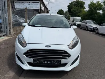 Gebraucht Ford Fiesta Trend 82 PS (60 kW) 2014 Weiß Kleinwagen