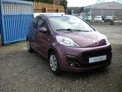 Gebraucht Peugeot 107 Envy 68 PS (50 kW) 2012 Lackierung plum/metallic Kleinwagen